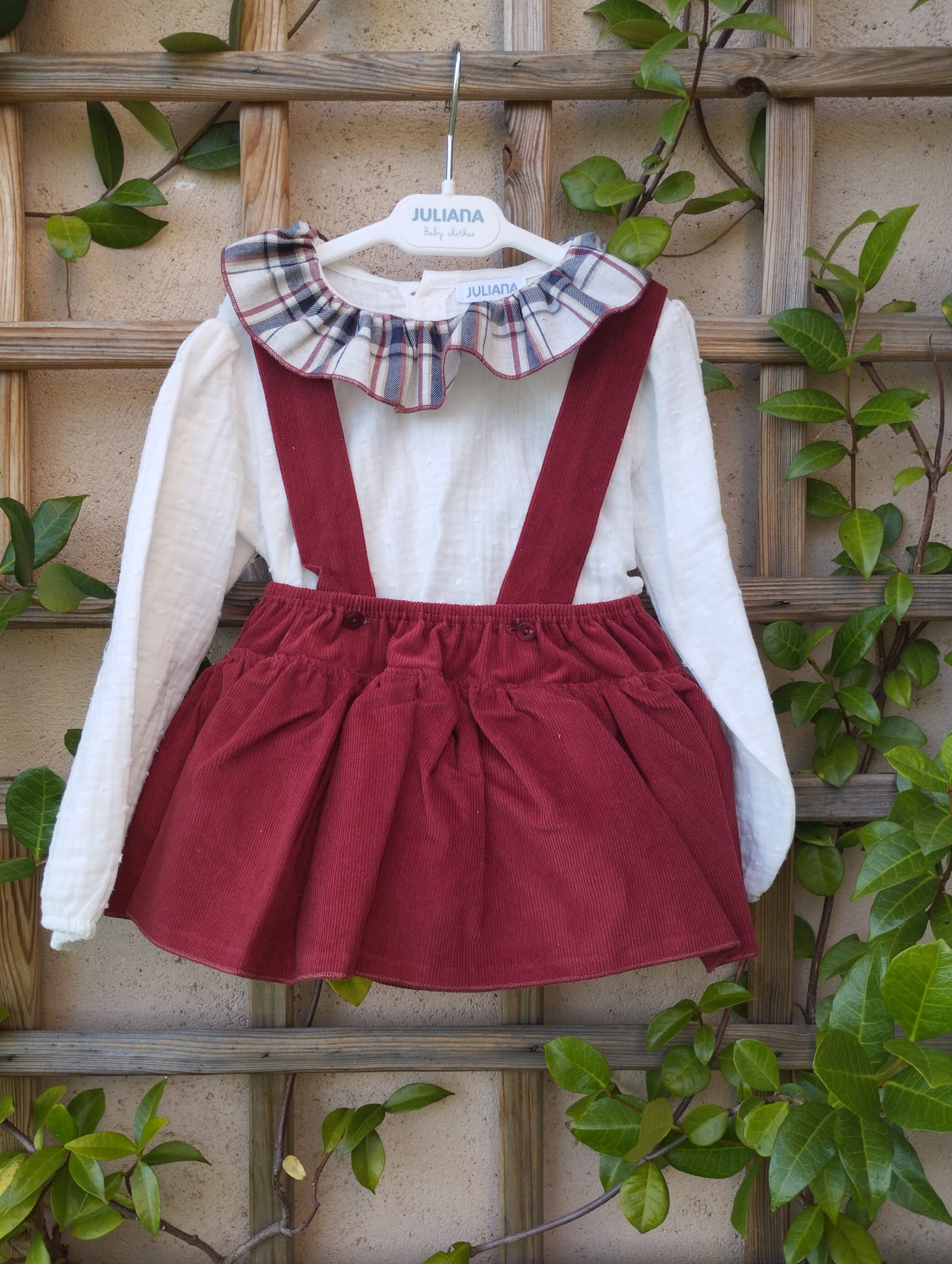 Conjunto falda braguita con camisa con cuello voleado escocés.
