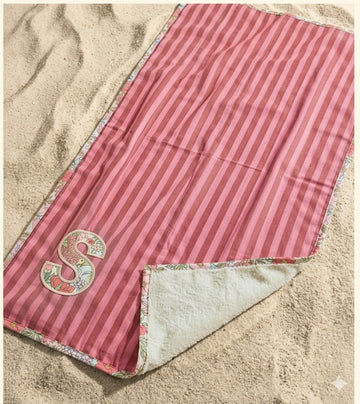 Toalla de playa y piscina personalizada con inicial. Marea Rayas Rosa