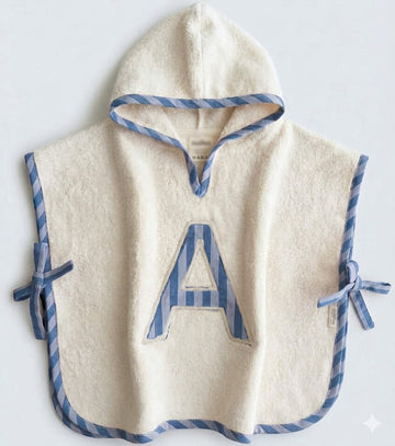 Poncho de playa personalizado infantil con inicial Marea Rayas Azul