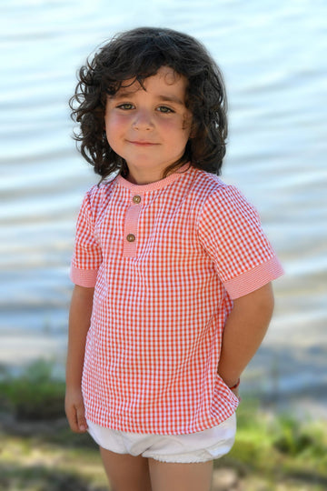 Camisa vichy niño Lili, en color coral y blanco de manguita corta y abrochada en el delantero con dos botones de madera.