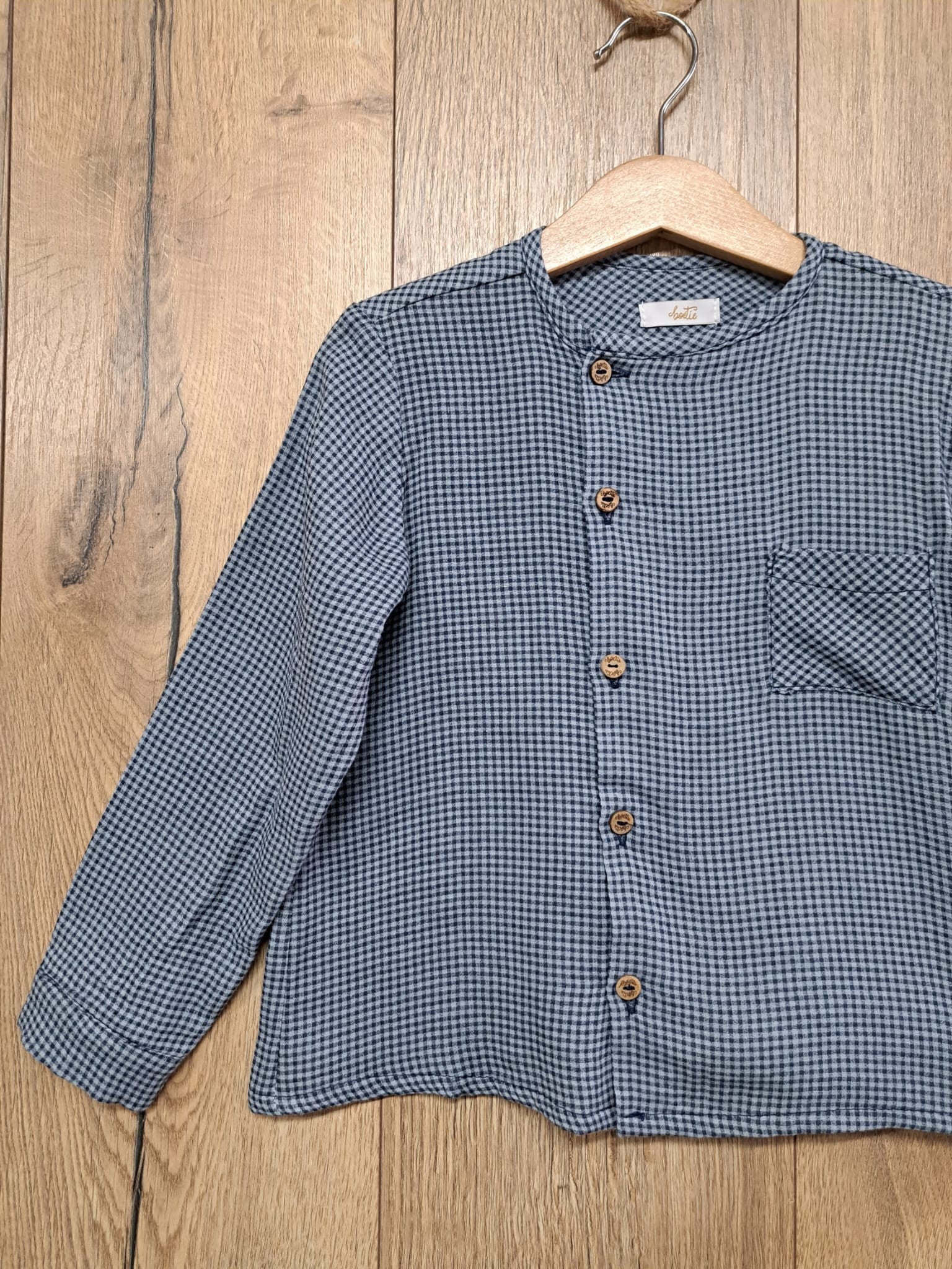 Camisa niño vichy Catalina abotonada en el lateral delantero. 38,95€