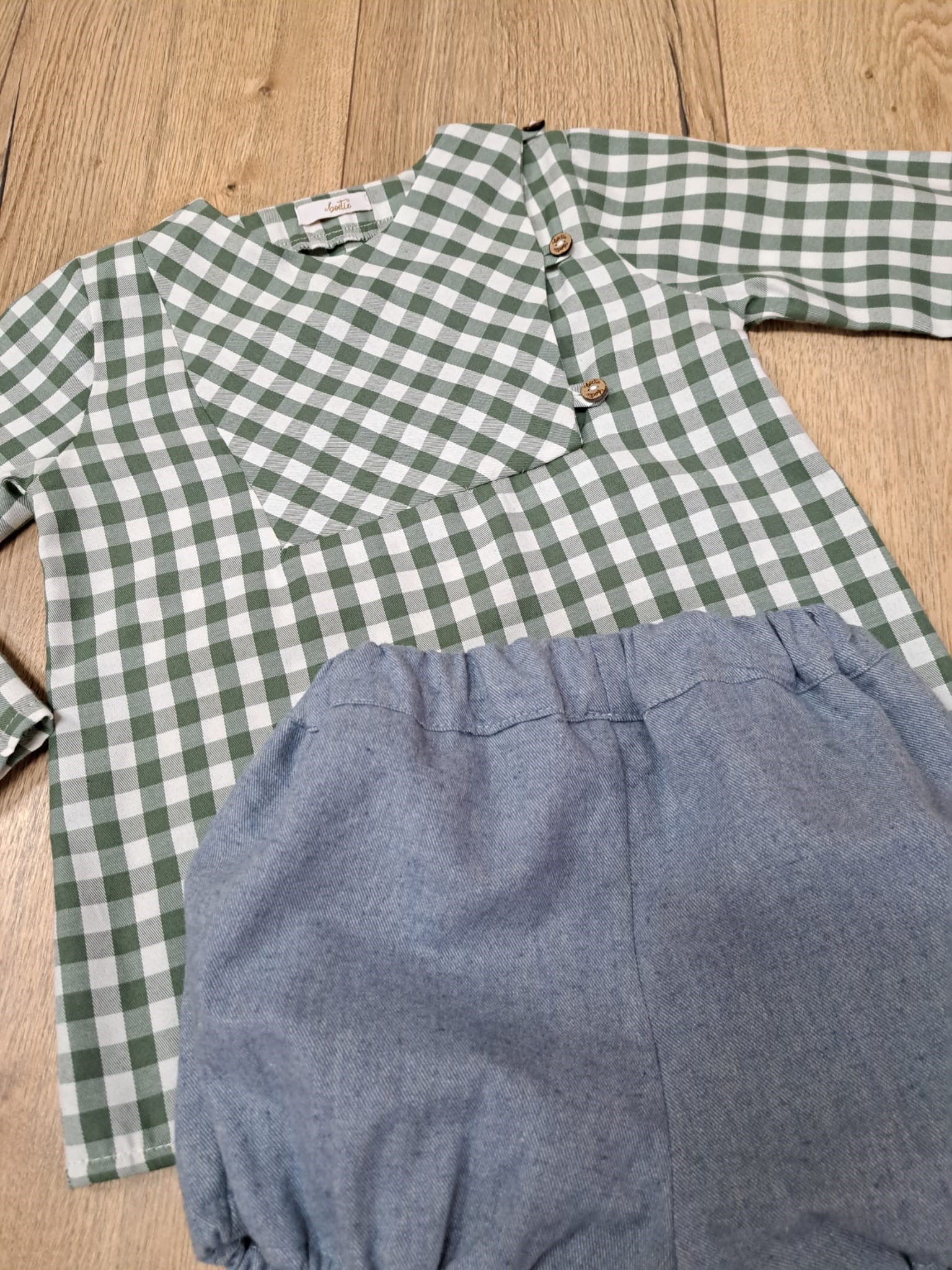 Camisa niño vichy Green 36,95€ combinada con bombacho unisex Skay 31,95€