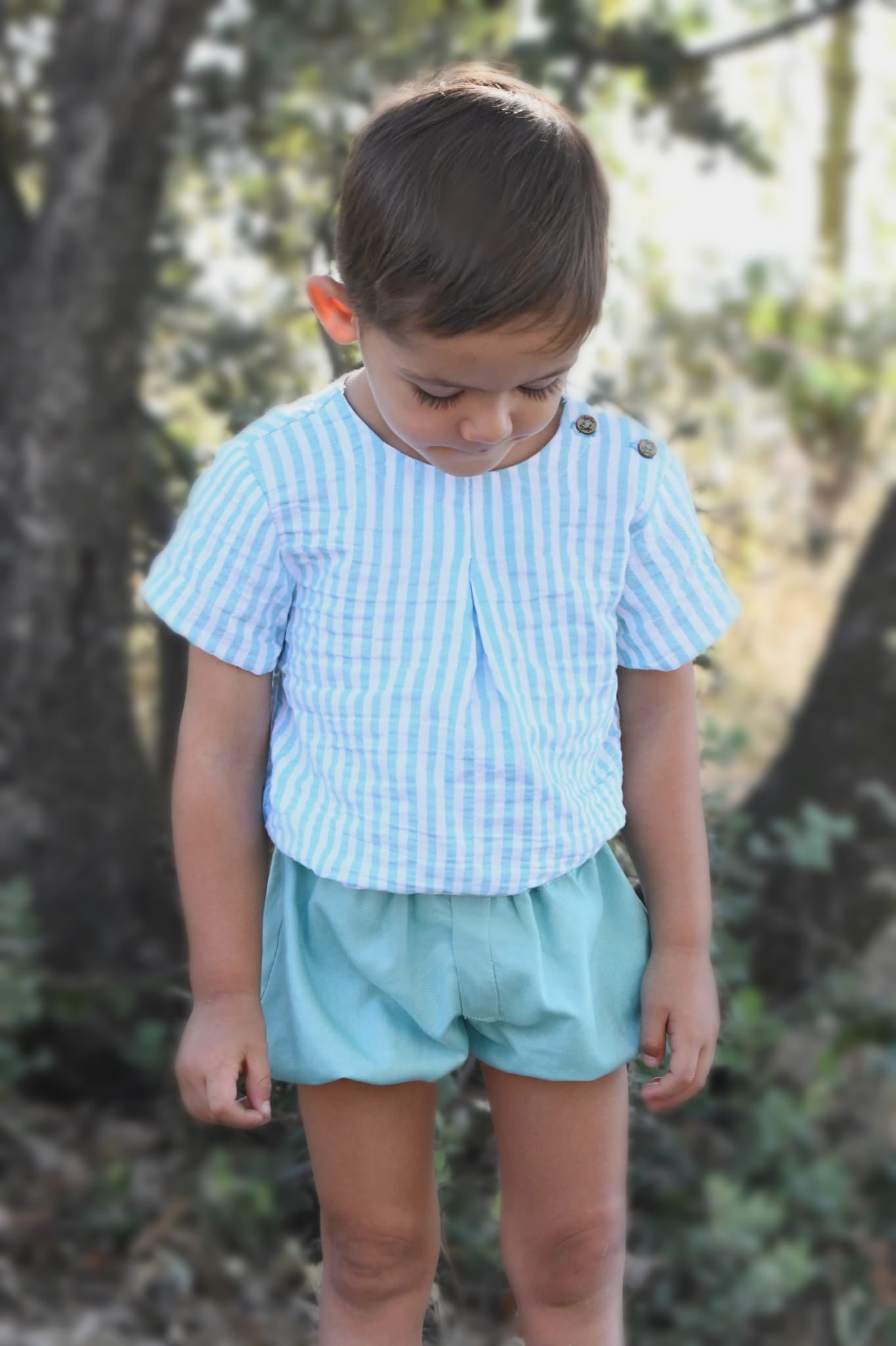Camisa de niño Rubiel de Boetie kids a rayas verde agua y blanco, de manguita corta con dos botones en el hombro y abotonada en la espalda.