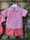 Conjunto candela, bermudas en algodón color coral forrada en su interior a juego con camisa vichy a tono de manga corta y abrochada en delantero