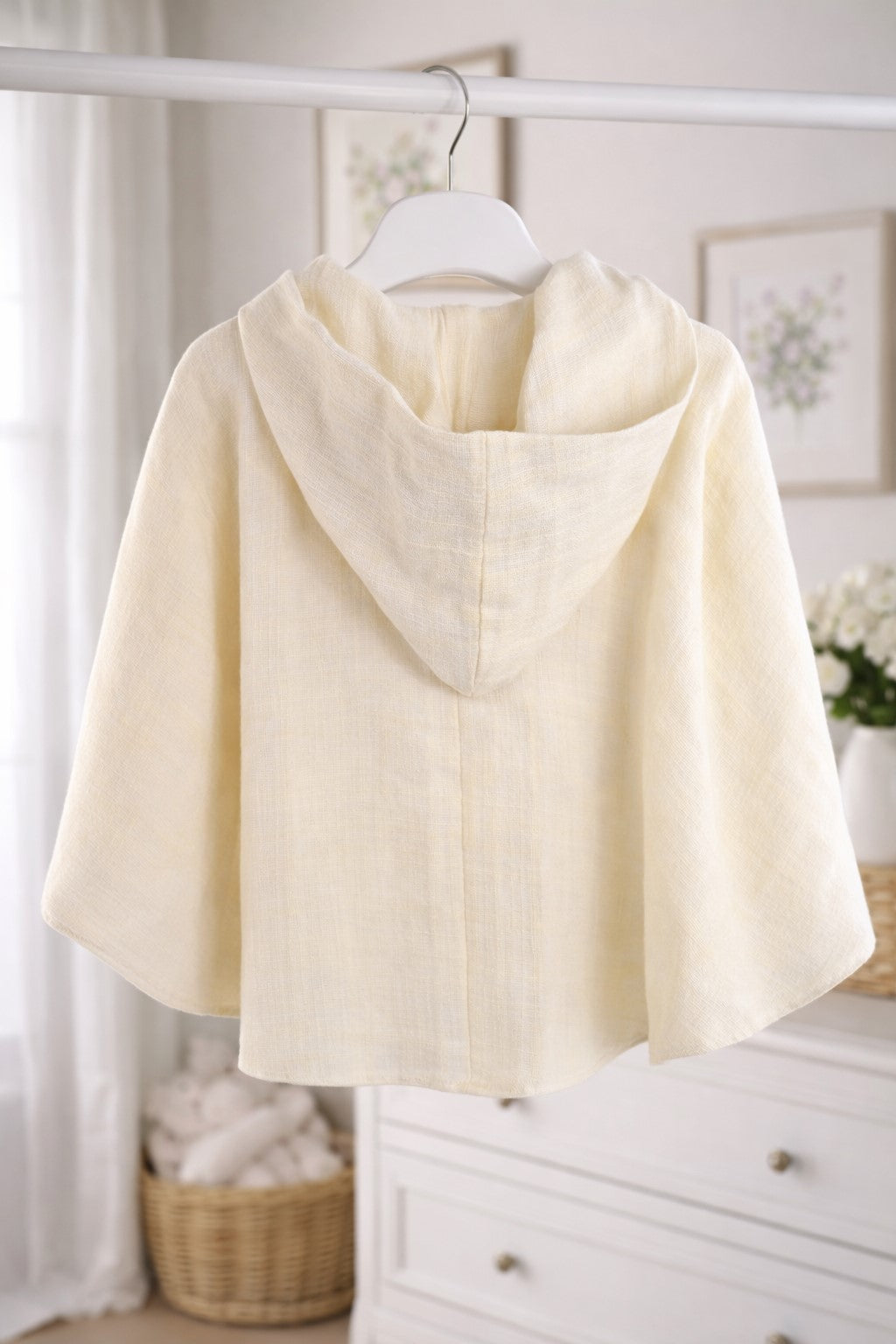 Capa ceremonia beige con capucha para niña