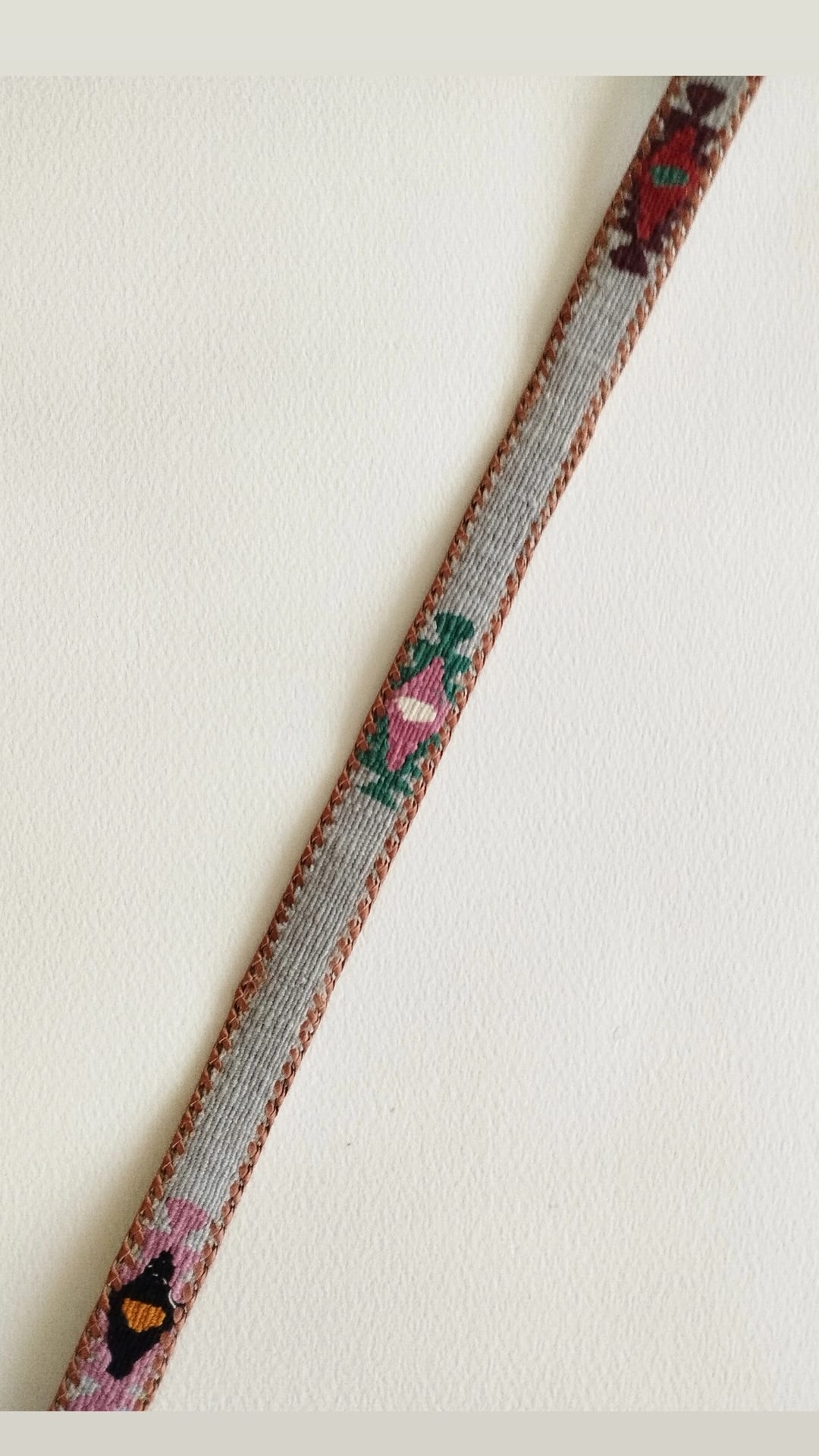 Descubre nuestros exclusivos cinturones elaborados artesanalmente, donde la suavidad del algodón se une a la resistencia y elegancia de la piel.