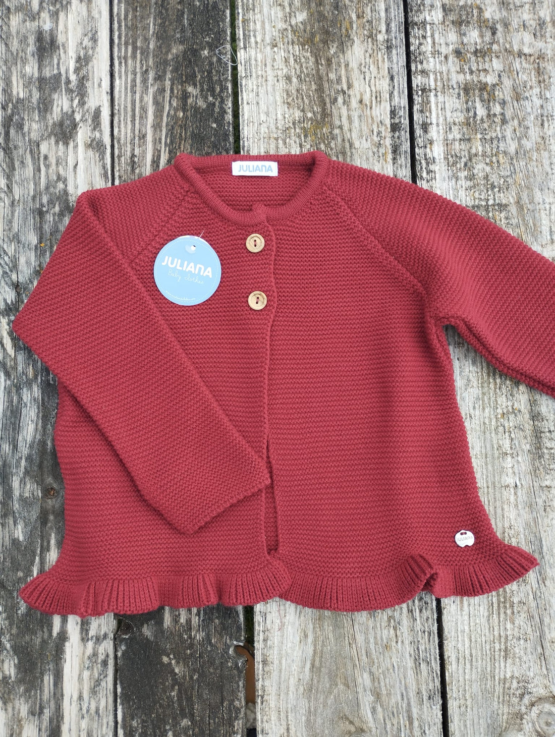 ¡Ideal para los días más fríos! Esta preciosa chaqueta de punto en un elegante tono rioja está confeccionada con lana suave y cálida, perfecta para mantener a tu pequeña cómoda y abrigada durante el invierno.