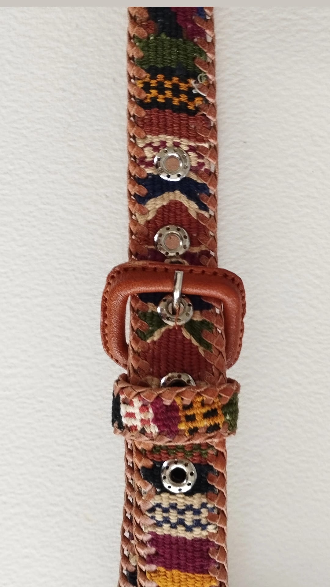 Descubre nuestros exclusivos cinturones elaborados artesanalmente, donde la suavidad del algodón se une a la resistencia y elegancia de la piel.
