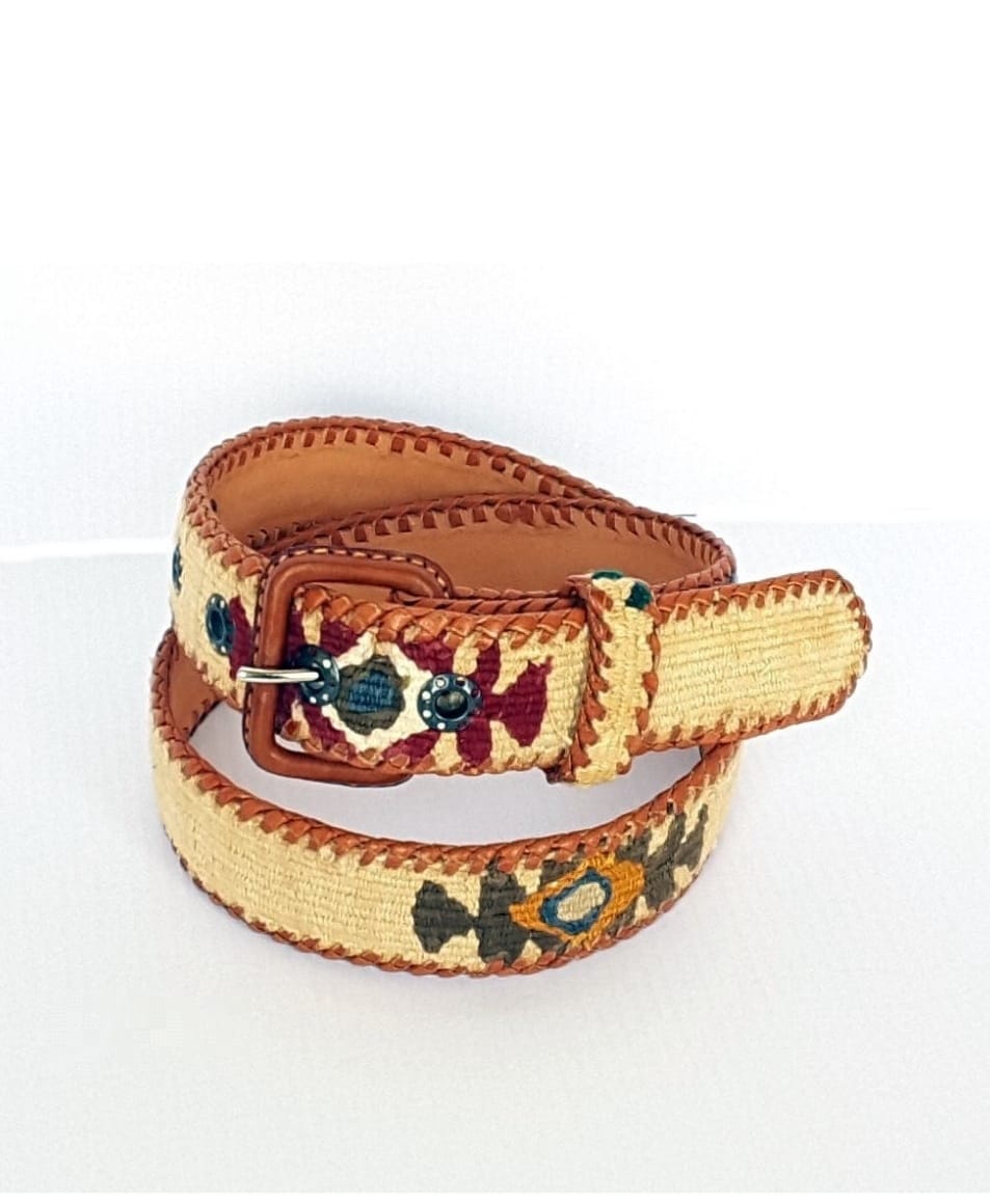 Descubre nuestros exclusivos cinturones elaborados artesanalmente, donde la suavidad del algodón se une a la resistencia y elegancia de la piel.