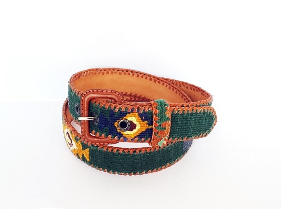 Descubre nuestros exclusivos cinturones elaborados artesanalmente, donde la suavidad del algodón se une a la resistencia y elegancia de la piel.