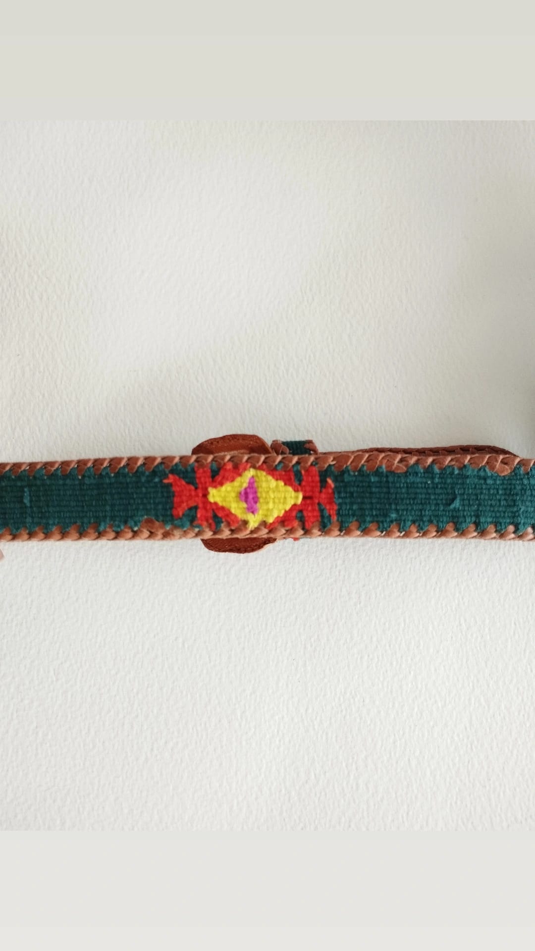 Descubre nuestros exclusivos cinturones elaborados artesanalmente, donde la suavidad del algodón se une a la resistencia y elegancia de la piel.