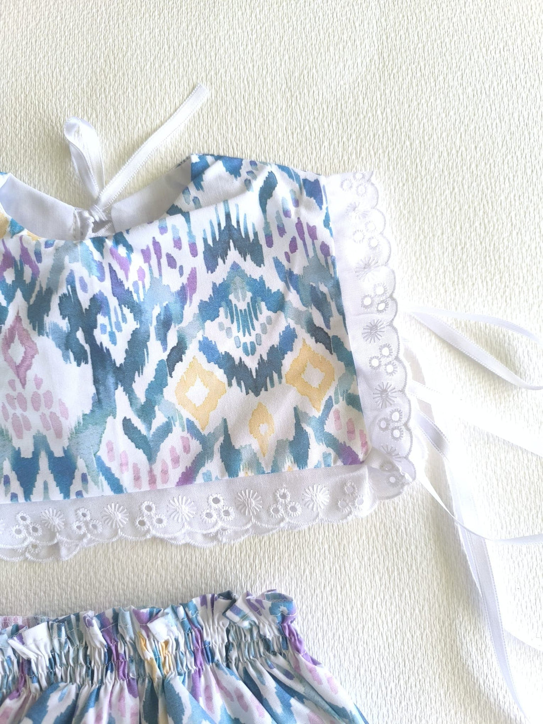 Conjunto Étnico bebé de baberola y cubrepañal