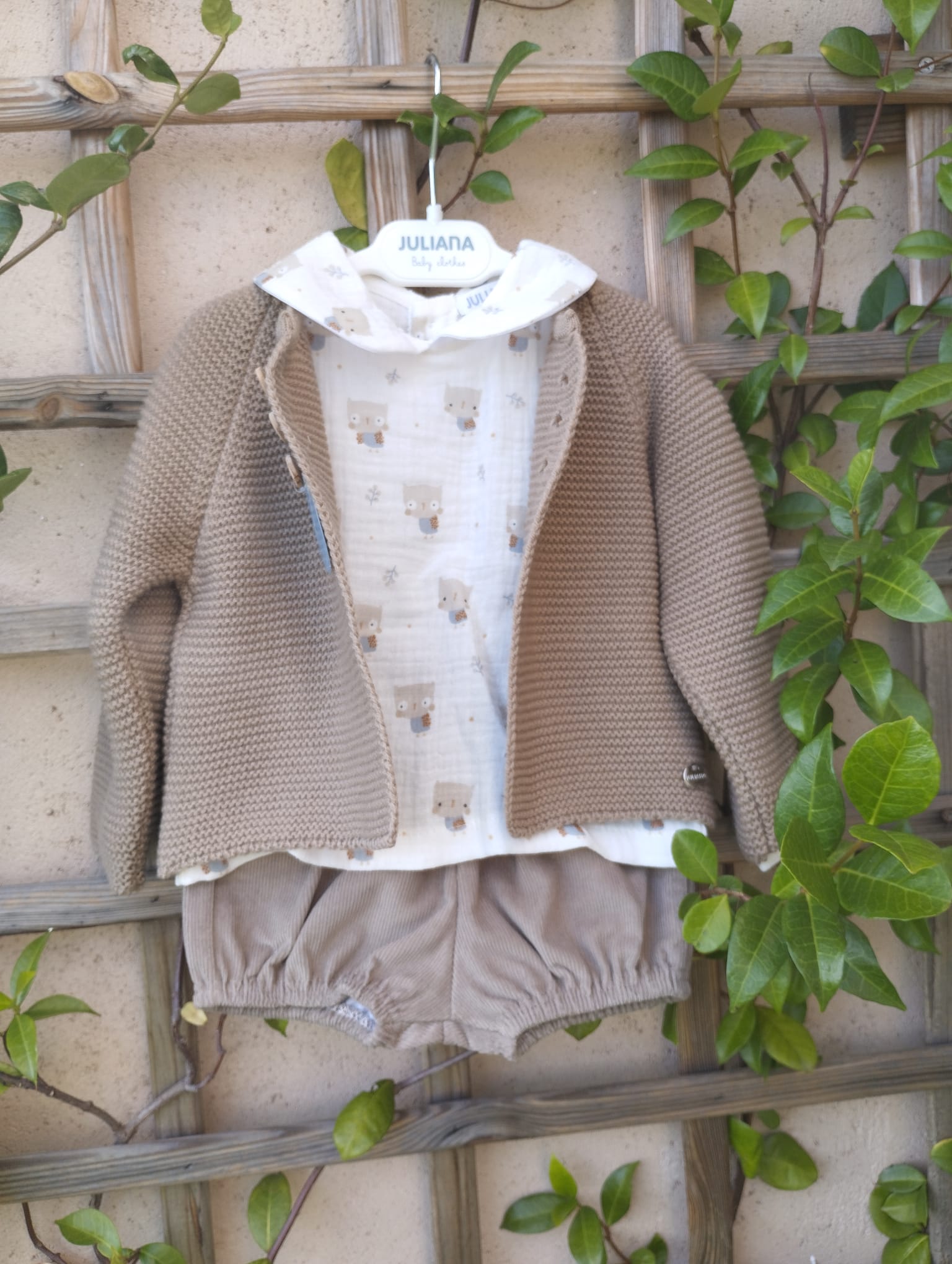 Este conjunto de bombacho combina una delicada tela estampada con simpáticos búhos y un jersey de lana en tono tierra,