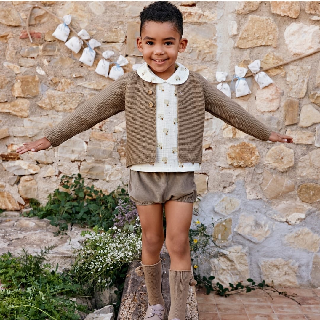 Este conjunto de bombacho combina una delicada tela estampada con simpáticos búhos y un jersey de lana en tono tierra,