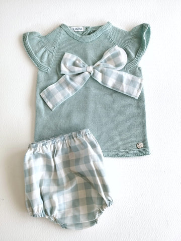 conjunto de dos piezas con jersey de hilo fresco y suave con manga hechura mariposa y gran lazo en vichy verde agua en el pecho a juego con braguita de vichy