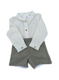 Conjunto de pantalón corto de espiguilla verde completamente forrado y camisa de manga larga en bambula color blanco roto