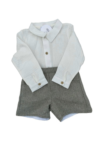 Conjunto de pantalón corto de espiguilla verde completamente forrado y camisa de manga larga en bambula color blanco roto