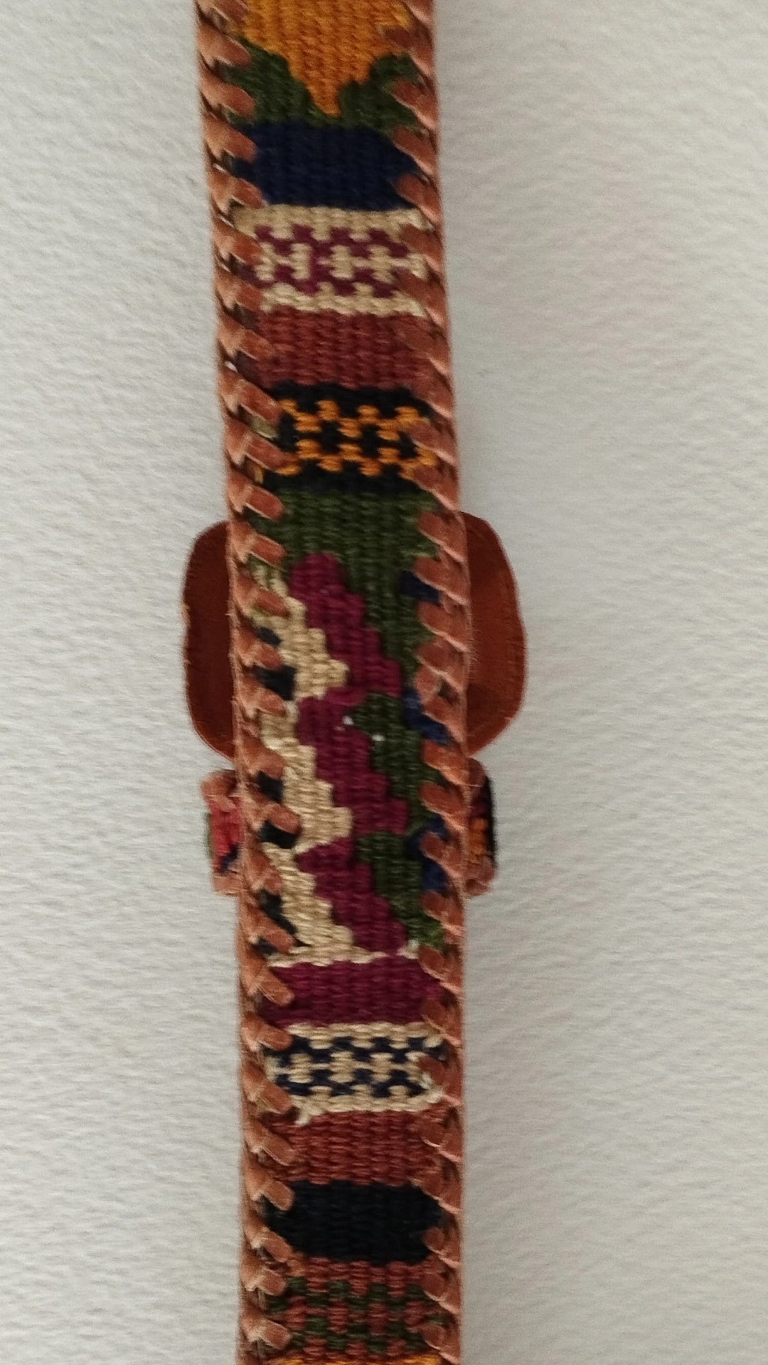 Descubre nuestros exclusivos cinturones elaborados artesanalmente, donde la suavidad del algodón se une a la resistencia y elegancia de la piel.