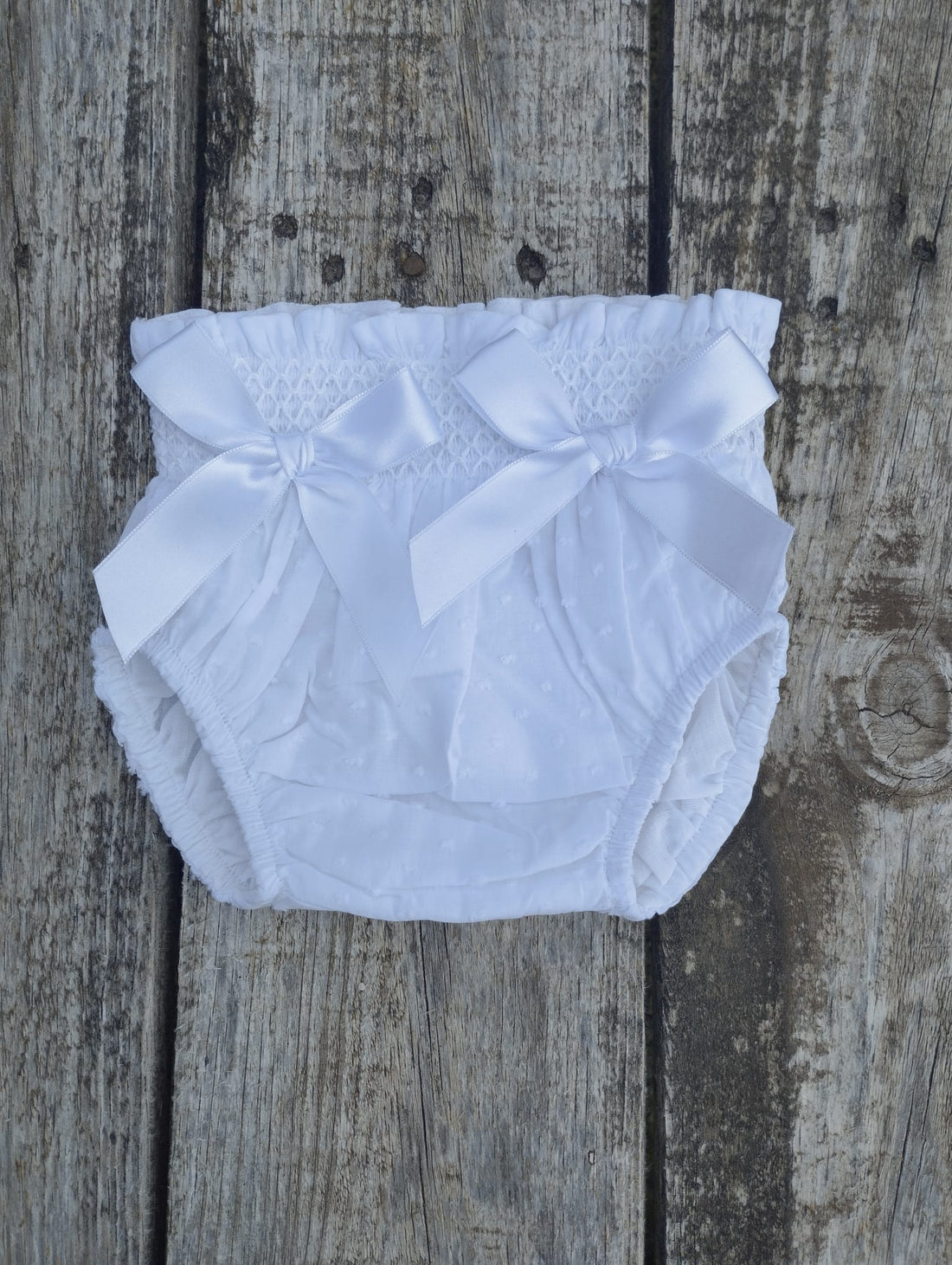 Cubrepañal plumeti en color blanco con punto smock, va forradito en su interior , un básico atemporal ideal en verano como en invierno con unos leotardos.