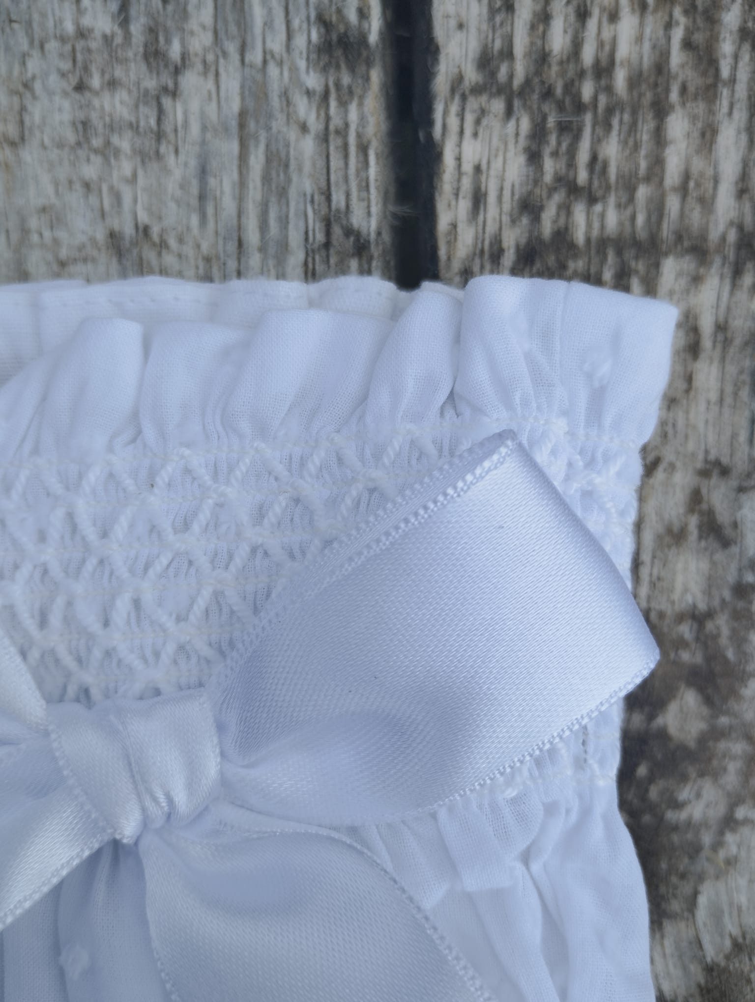 Cubrepañal de plumeti blanco con punto smock un básico imprescindible
