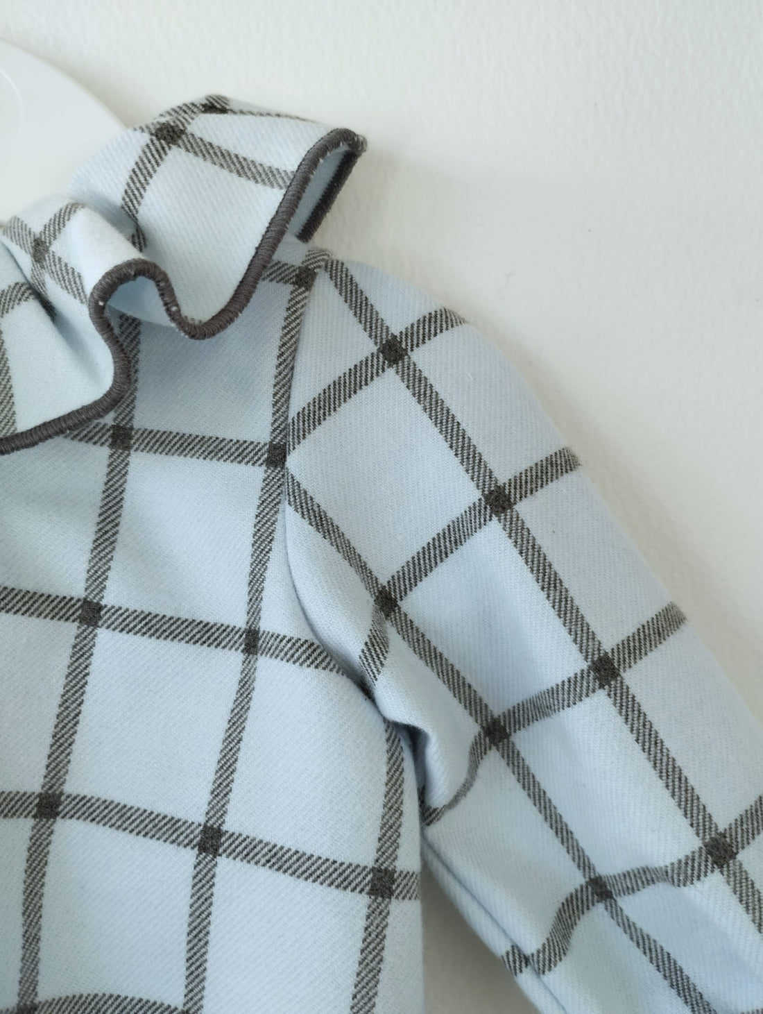 pelele de cuadros maxi con cuello de volante, en algodoón 100% y forrado en su interior muy suave al tacto y para la piel de tu pequeño.