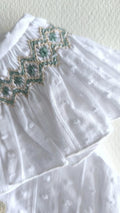 Detalle cuello bordado pelele blanco bebé Amanecer