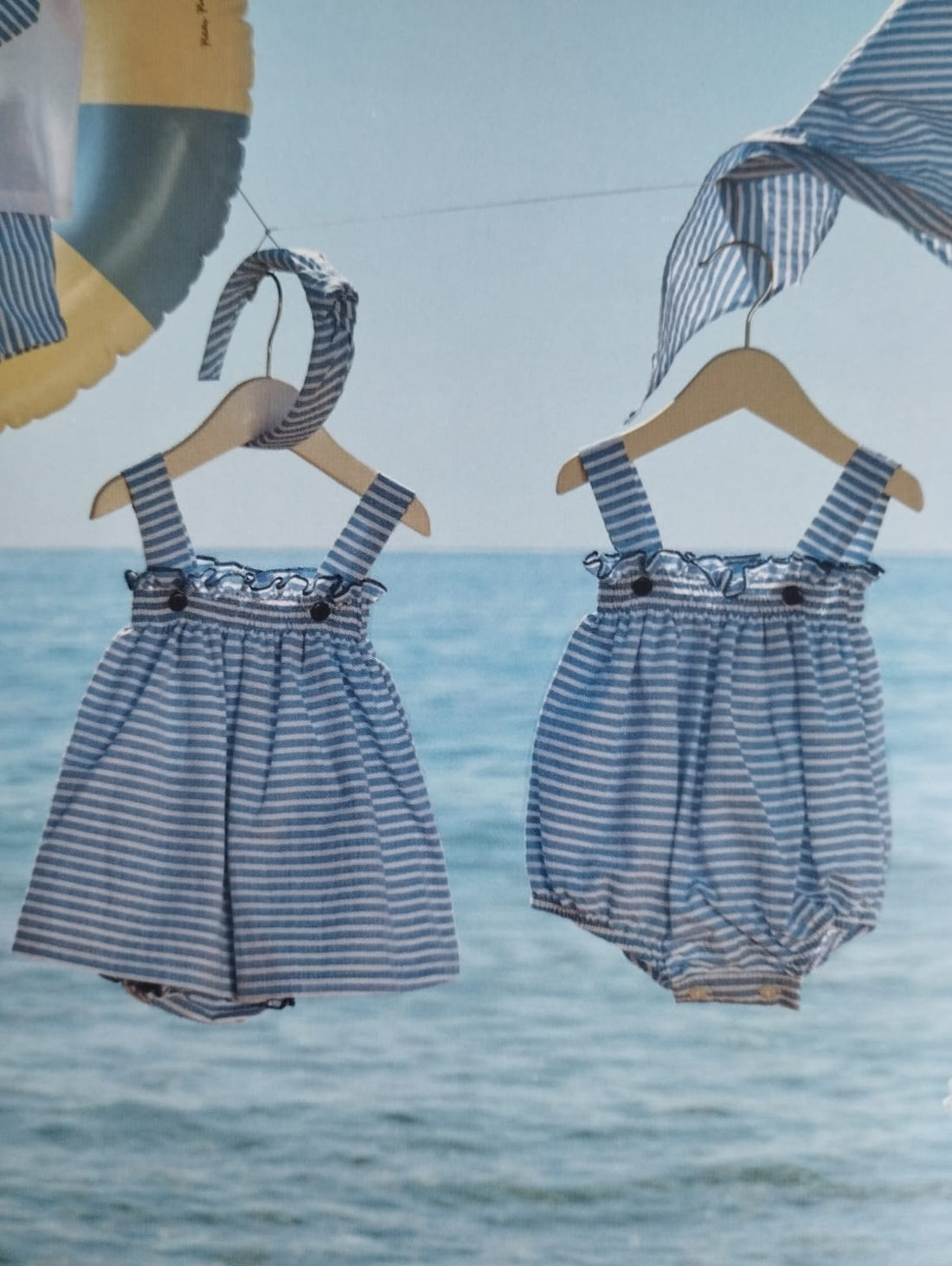 vestido de rayas de dos piezas de color azul noche y blanco con tirantes que se abrochan en el delantero y braguita a juego