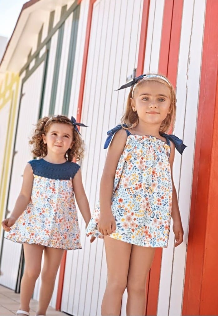 vestido flores con tirantes en azul noche a juego con su braguita