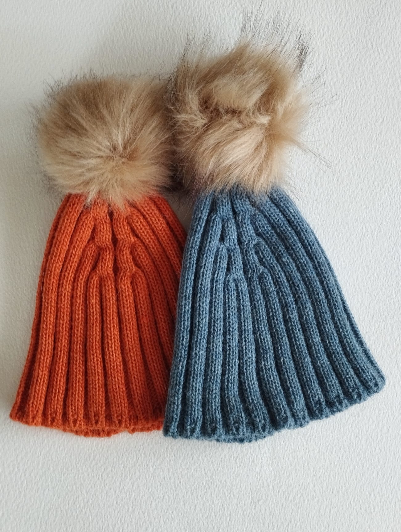 Este encantador gorro de punto, en un elegante color azul plomo, es perfecto para mantener a los pequeños abrigados y con estilo durante los días fríos.