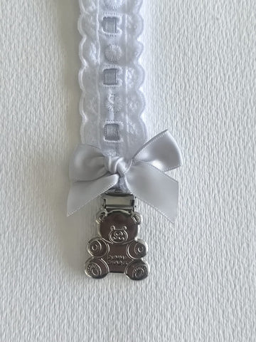 Chupetero bebé de tira bordada blanca y cinta Gris