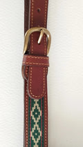 Descubre nuestros exclusivos cinturones elaborados artesanalmente, donde la suavidad del algodón se une a la resistencia y elegancia de la piel.