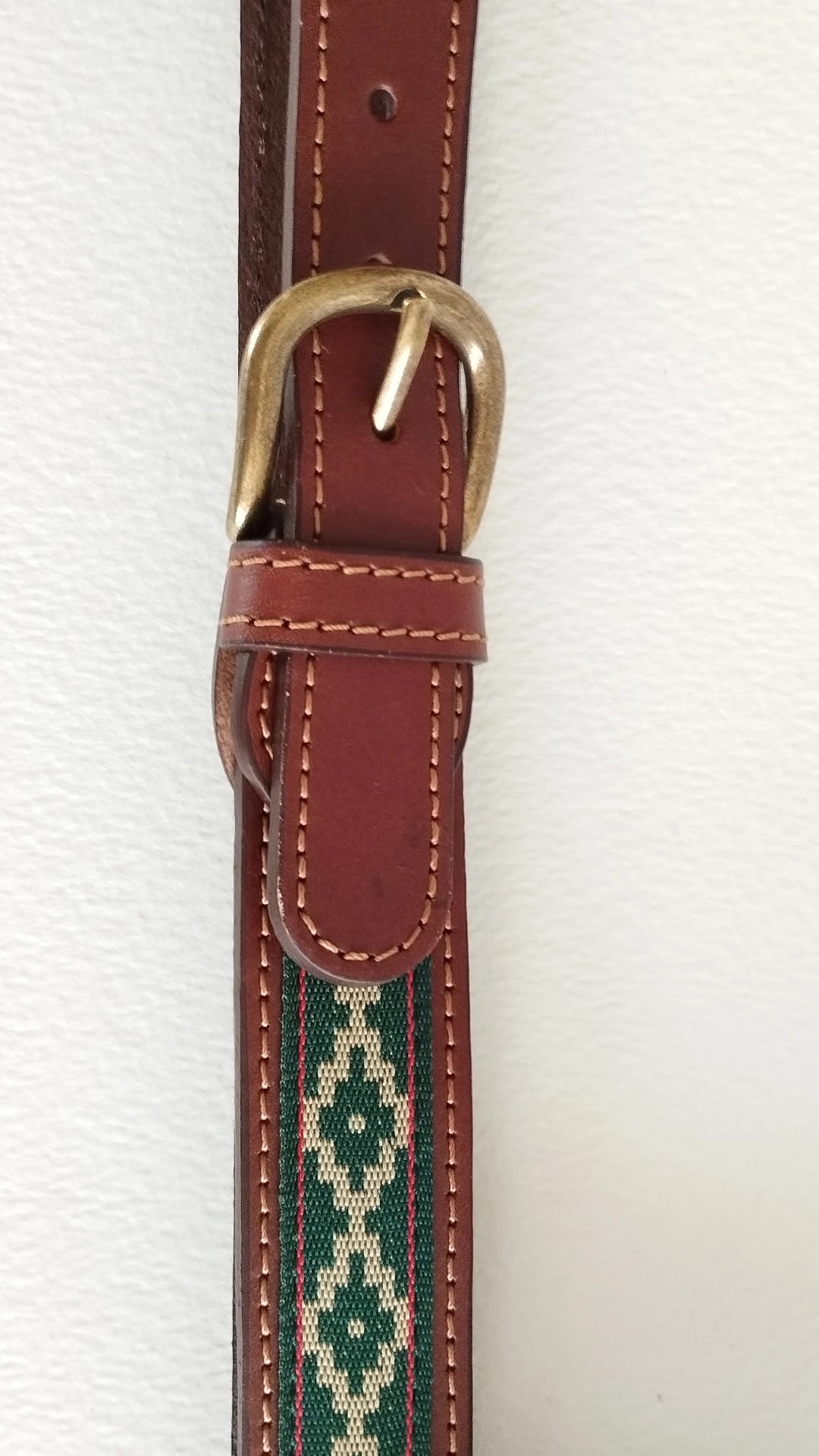 Descubre nuestros exclusivos cinturones elaborados artesanalmente, donde la suavidad del algodón se une a la resistencia y elegancia de la piel.