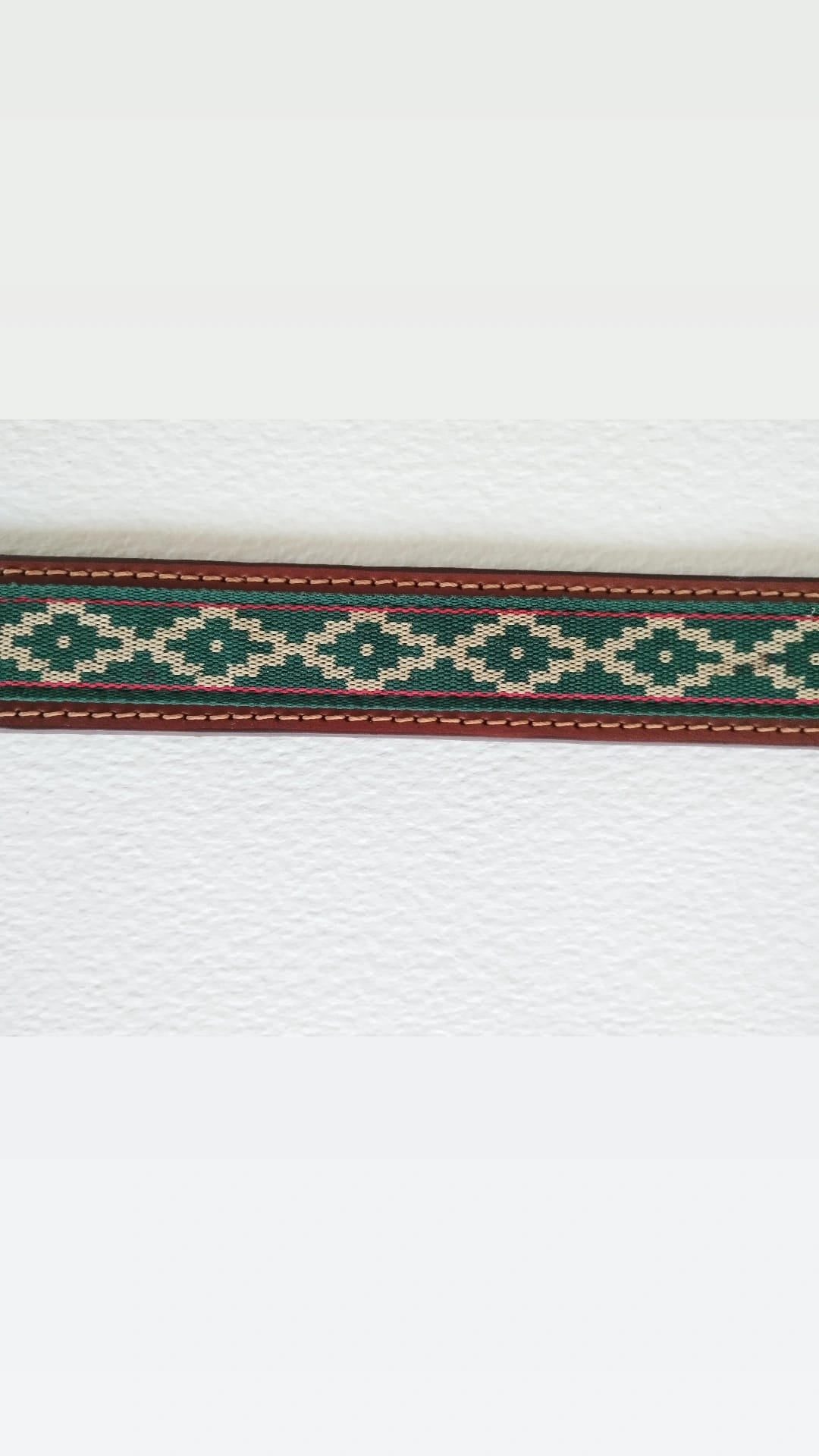Descubre nuestros exclusivos cinturones elaborados artesanalmente, donde la suavidad del algodón se une a la resistencia y elegancia de la piel.