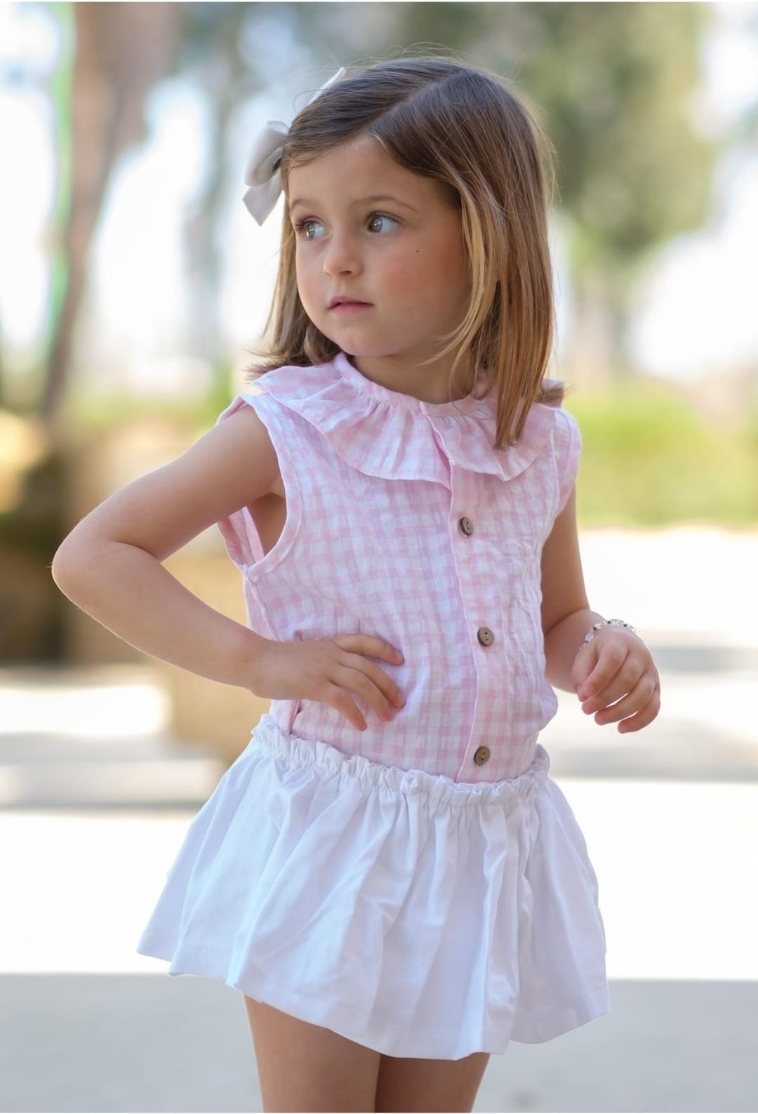 Conjunto de camisa en vichy blanco y rosa sin mangas con cuello de volante y falda pantalón corto a juego en color blanco