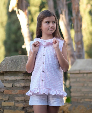 Conjunto vichy camisa sin mangas en vichy rosa y blanco con volante en cuello y en la parte inferior de la camisa a juego con pantalón corto en color blanco