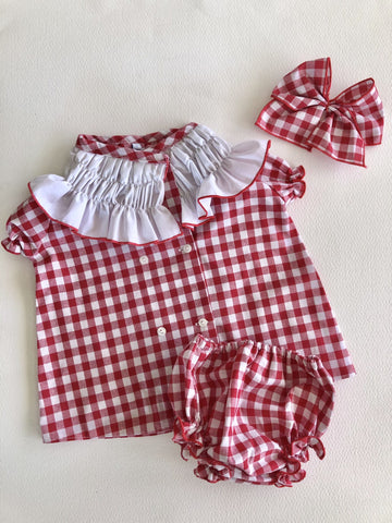 Jesusito vichy manga corta y cuello fruncido, a cruzado en el delantero abrochado con dos botones y lleva braguita a juego