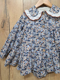 Jesusito Marina de Boetiekids estampado en flores azules y caldera con cuello ribeteado y braguitas a juego. 69,95€