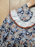 Jesusito Marina, estampado en flores azules y caldera con cuello ribeteado y braguitas a juego. 69,95€