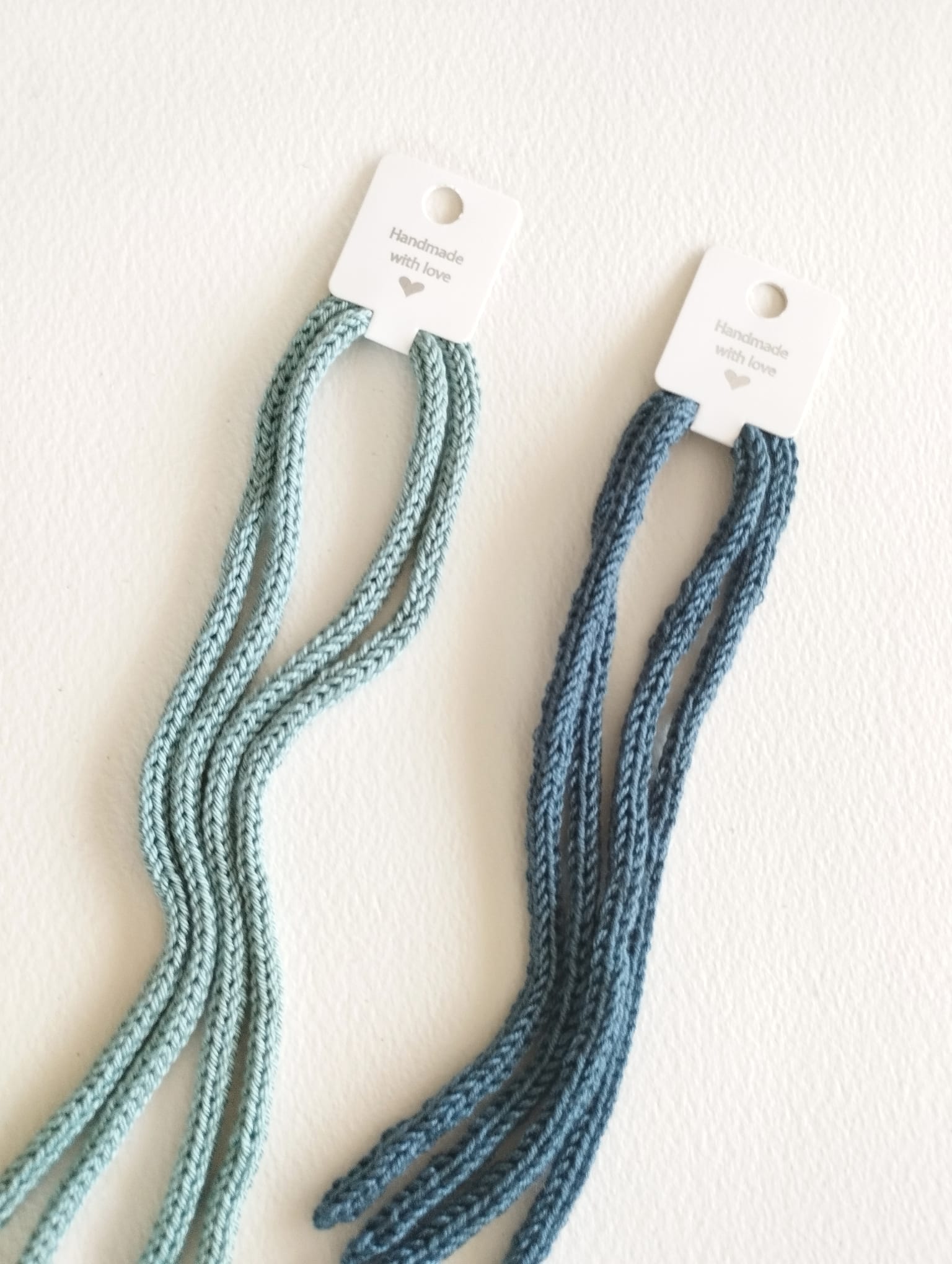 Lazo de lana, pack con 2 unidades largo aproximado 58 cm, el complemento perfecto para añadir un toque de estilo, hecho de forma artesanal y con los mejores materiales.