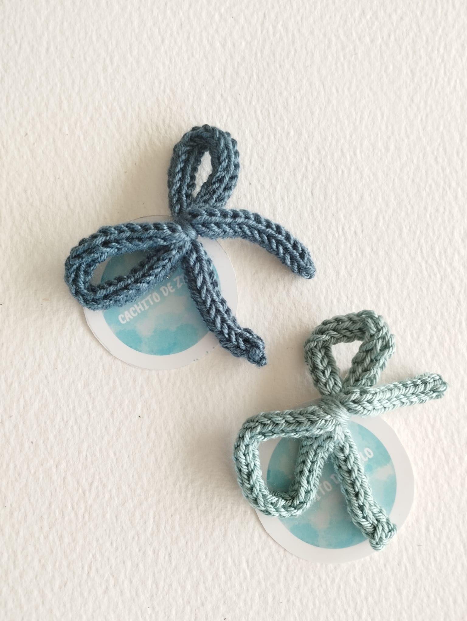 Lazo de lana con pinza para el pelo el complemento perfecto para añadir un toque de estilo, hecho de forma artesanal y con los mejores materiales.
