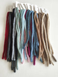 Lazo de lana, pack con 2 unidades largo aproximado 58 cm, el complemento perfecto para añadir un toque de estilo, hecho de forma artesanal y con los mejores materiales.