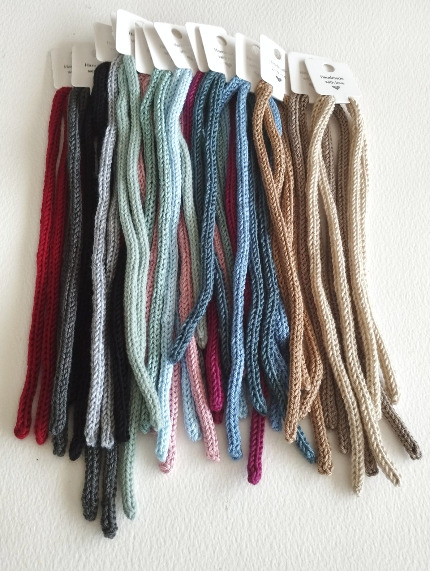 Lazo de lana, pack con 2 unidades largo aproximado 58 cm, el complemento perfecto para añadir un toque de estilo, hecho de forma artesanal y con los mejores materiales.