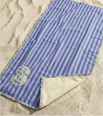 Toalla de playa y piscina personalizada con inicial. Marea Rayas Azul