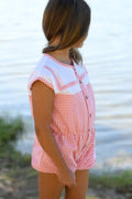 Mono vichy lili de Boetie kids en color coral y blanca, sin mangas de pierna corta abrochado en delantero con botones de madera y cintura elástica.