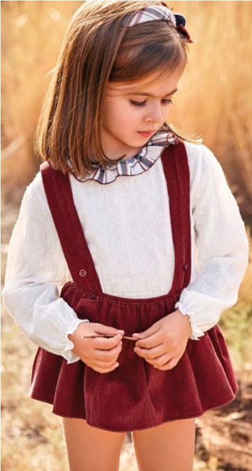 Conjunto falda braguita con camisa con cuello voleado escocés.