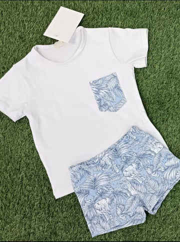 Bañador para niño estampado en tono azul denim con dibujo de palmeras y elefantes a juego con camiseta