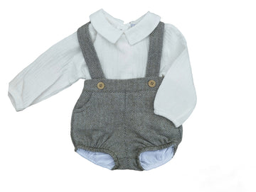 Conjunto de pantalón bombacho con tirantes abrochados en el delantero y camisa de manga larga en bambula color blanco roto abotonada en la espalda.