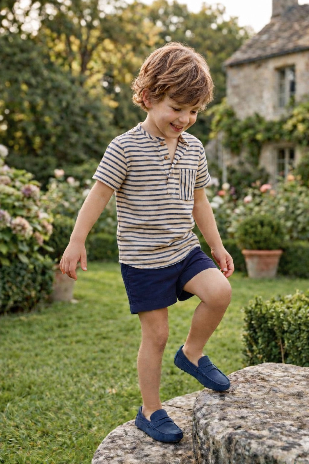 Conjunto niño camisa rayas azul y beige y pantalón corto marino Cervantes