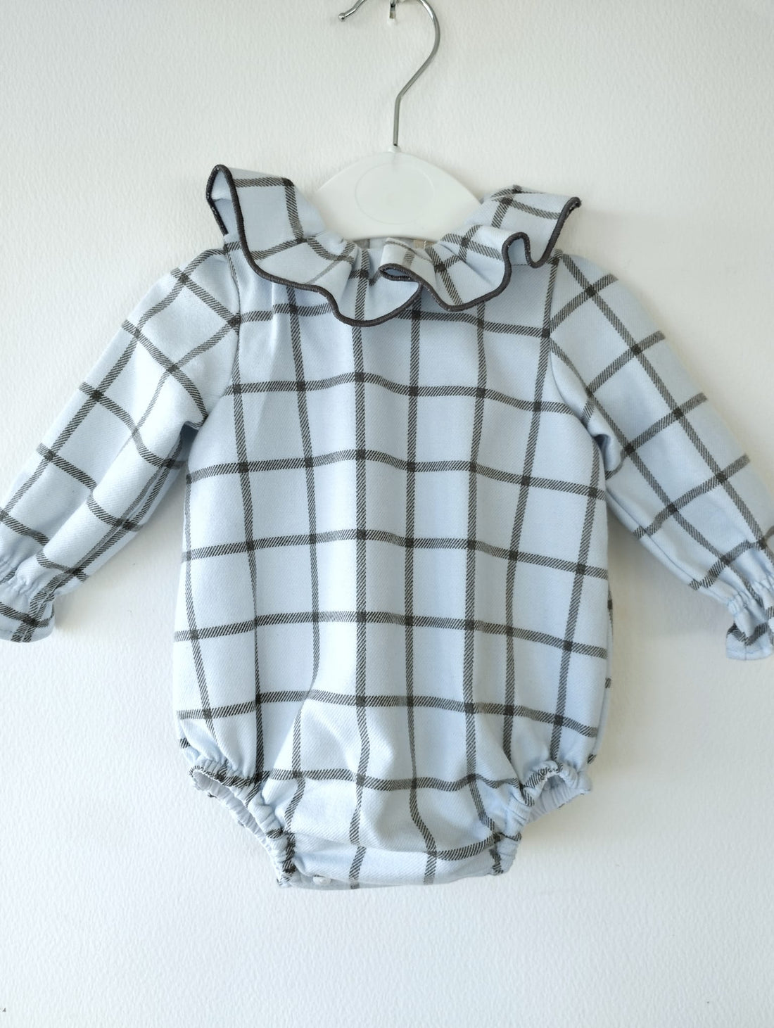 pelele de cuadros maxi con cuello de volante, en algodoón 100% y forrado en su interior muy suave al tacto y para la piel de tu pequeño.
