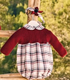 Este pelele combina la suavidad de la lana con un diseño encantador de tela estampada en cuadros escoceses. 